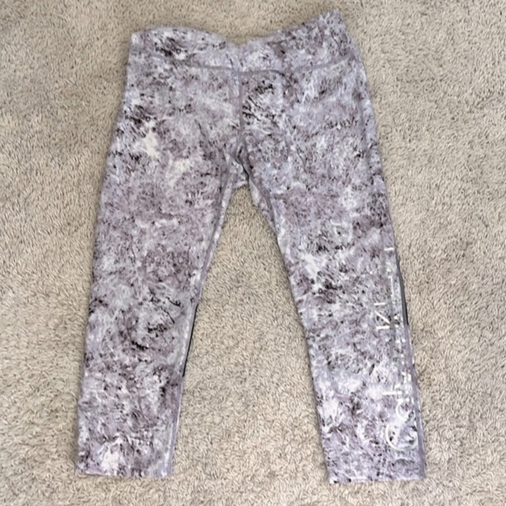 Calvin Klein SZ M capri length leggings. Burgundy white tie dye look. Like new